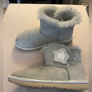 Uggs button star gray & silver fur lined suede boots. Size 5.